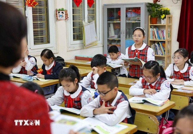 La decisión de eximir del pago de matrícula a los estudiantes desde preescolar hasta bachillerato en el sistema escolar público de todo el país ha recibido una cálida bienvenida del público (Fuente: VNA) hoc-sinh-ha-noi1.jpg