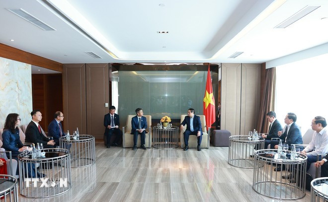 El primer ministro de Vietnam, Pham Minh Chinh (derecha) se reúne con representante del Complejo Petroquímico Long Son(Fuente: VNA) 2.jpg