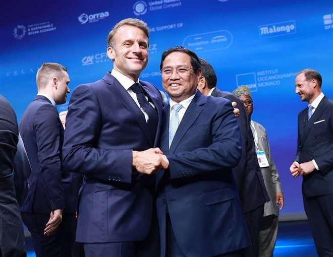 El primer ministro de Vietnam, Pham Minh Chinh, y el presidente francés, Emmanuel Macron, en la cita (Fuente: VNA) vna-potal-thu-tuong-phat-bieu-tai-dien-dan-tai-chinh-va-kinh-te-xanh-cua-hoi-nghi-unoc-3-8080280.jpg