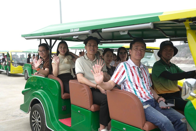 Un buggy eléctrico lleva a los visitantes por la isla. (Foto: VNA) vna-potal-hai-phong-mien-phi-tuyen-xe-dien-moi-cho-du-khach-tai-dao-cat-ba-7981220.jpg