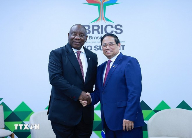 El primer ministro Pham Minh Chinh se reúne con el presidente sudafricano Cyril Ramaphosa en el marco de la Cumbre BRICS 2025 en Río de Janeiro, Brasil (Foto: VNA) thu-tuong-pham-minh-chinh-gap-tong-thong-nam-phi-cyril-ramaphosa.jpg