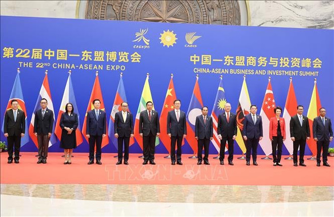 Jefes de delegaciones de los países de la ASEAN y China posan para una foto de grupo. Foto: VNA uuid3df97d573b-965a-48c3-85b8-9298f217e2bf26code3d00126library3d126type3d126mode3d126loc3dtrue26cap3dtrue.jpg