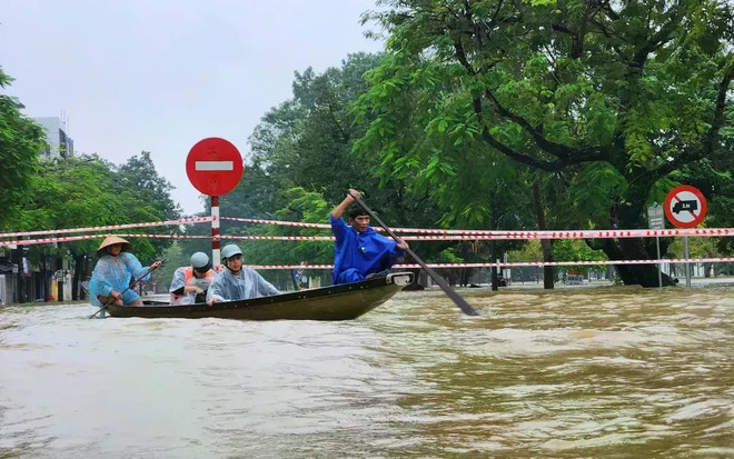 Las lluvias e inundaciones dejan graves daños en carreteras e infraestructuras (Fuente: VNA) thu-tuong-mua-lu-trung-bo-60882842650922436920733-31971427814551362033403.jpg