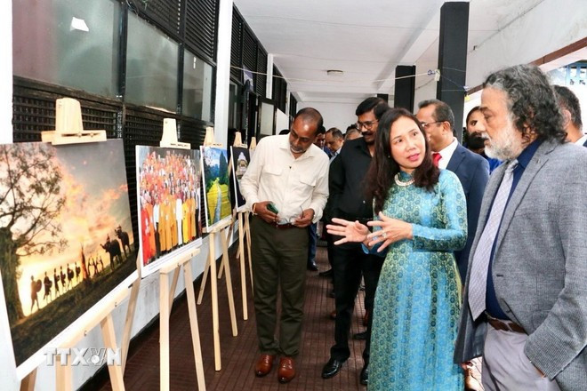 Los delegados visitaron una exposición de fotografías sobre la vida y la carrera revolucionaria del Presidente Ho Chi Minh (Fuente: VNA) ky-niem-135-nam-ngay-sinh-chu-tich-ho-chi-minh-tai-sri-lanka2.jpg