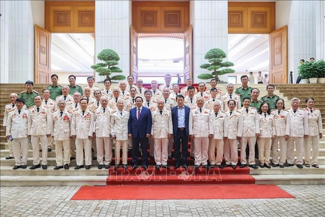 El primer ministro Pham Minh Chinh mantiene un emotivo encuentro con la delegación de la Policía enviada al frente del Sur (Fuente: VNA) thu-tuong-2.jpg
