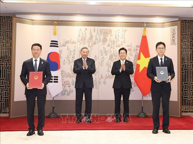 El secretario general To Lam y el presidente Lee Jae Myung, presencian la ceremonia de firma del Memorando de Entendimiento en ciencia (Fuente: VNA) ky-van-kien-hop-tac.jpg