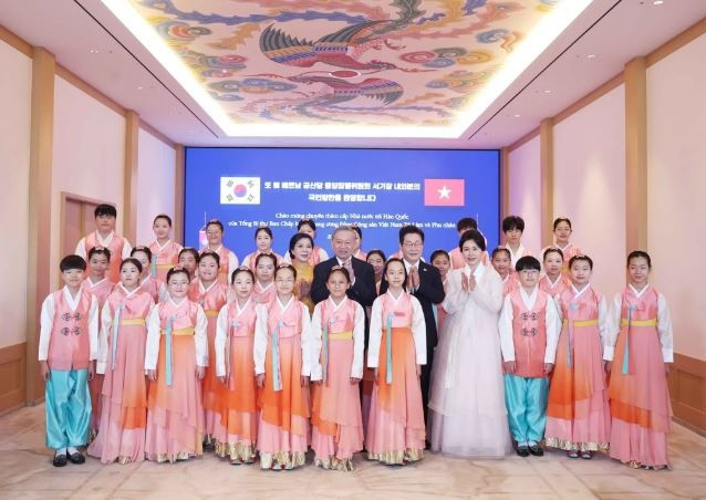El presidente Lee Jae Myung y su esposa, el secretario general To Lam, se tomaron una foto con niños coreanos en la ceremonia de bienvenida. Foto: VNA rok2.jpg