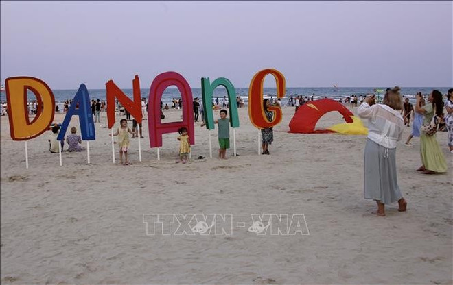 Una playa en Da Nang (Fuente: VNA) du-khc3a1ch-vui-chc6a1i-tre1baa3i-nghie1bb87m-trc3aan-bc3a3i-bie1bb83n-c490c3a0-ne1bab5ng-ttxvn.jpg