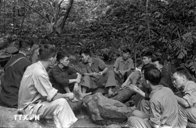 Durante la guerra de resistencia, los reporteros de la VNA estuvieron presentes en las zonas más peligrosas y arduas para capturar imágenes de las valientes y heroicas batallas de los soldados y el pueblo. En la imagen: Reunión de la corresponsalía de Tri-Thien-Hue al lado de un arroyo (Foto: VNA) 1009-thong-tan-xa-viet-nam-22.jpg