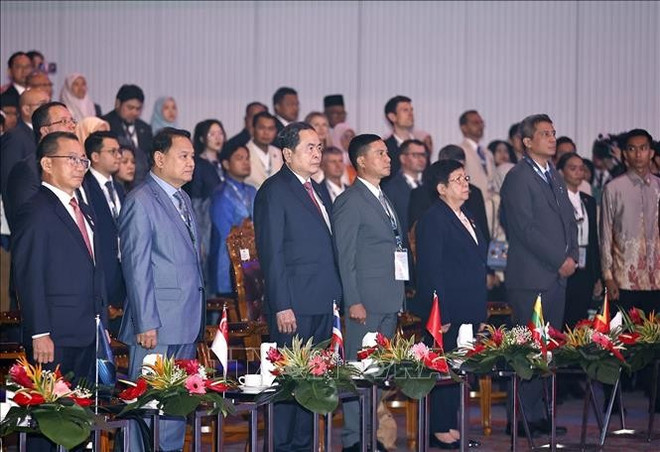El presidente de la Asamblea Nacional, Tran Thanh Man, y otros delegados en la ceremonia inaugural de la 46.ª Asamblea General de la Asamblea Interparlamentaria de la ASEAN. (Foto: VNA) tran-thanh-manok.jpg