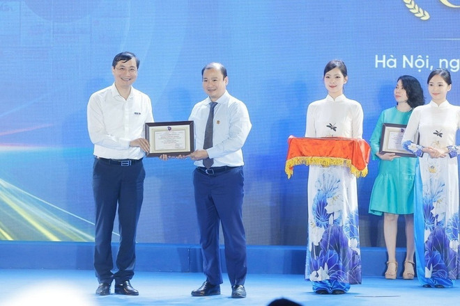 El viceministro permanente de Cultura, Deportes y Turismo, Le Hai Binh, entregó el premio A al periódico electrónico VietnamPlus (VNA) por sus productos de prensa impresionantes. (Foto: VNA) 2106-hoi-bao-toan-quoc-9.jpg