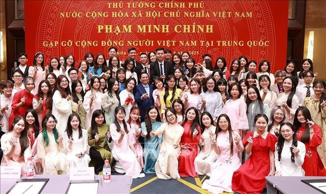 El primer ministro Pham Minh Chinh se reúne con la comunidad vietnamita residente en China (Fuente: VNA) thu-tuong-ok.jpg