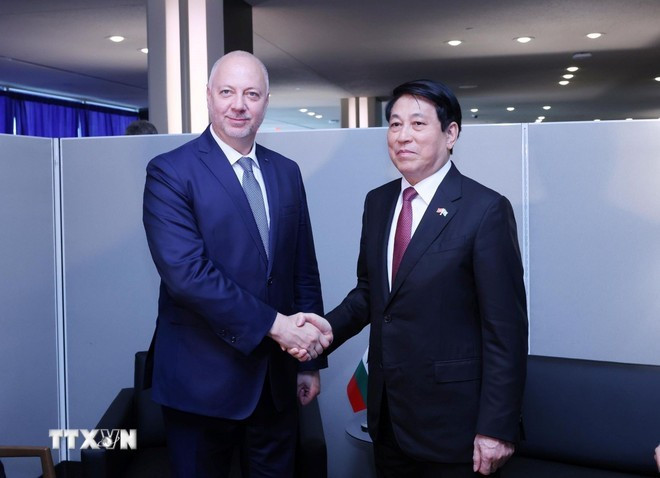 El presidente Luong Cuong (derecha) se reúne con el primer ministro búlgaro, Rosen Zhelyazkov. (Foto: VNA) chu-tich-nuoc-luong-cuong-gap-thu-tuong-bulgaria-24-1.jpg