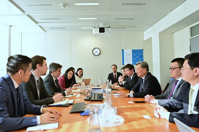 En una reunión entre representantes del Gobierno vietnamita con el OEIA (Fuente: VNA) che1bba7-nhie1bb87m-e1bba6y-ban-khoa-he1bb8dc2c-cc3b4ng-nghe1bb87-vc3a0-mc3b4i-trc6b0e1bb9dng-lc3aa-quang-huy2c-the1bba9-trc6b0e1bb9fng-be1bb99-kh26cn-bc3b9i-hoc3a0n.jpg