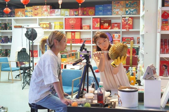 Una tienda del mercado de Xinfadi transmite en vivo la venta de durian. (Foto: VNA) sau-rieng-viet-nam-thi-truong-trung-quoc-8273.jpg