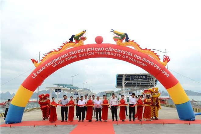 Dos cruceros de lujo inician oficialmente sus operaciones el 5 de mayo, ofreciendo experiencias de viaje de alta gama en la bahía de Ha Long. (Foto: VNA) vna-potal-quang-ninh-nang-cao-chat-luong-trai-nghiem-du-lich-tren-vinh-bai-tu-long-8013949.jpg