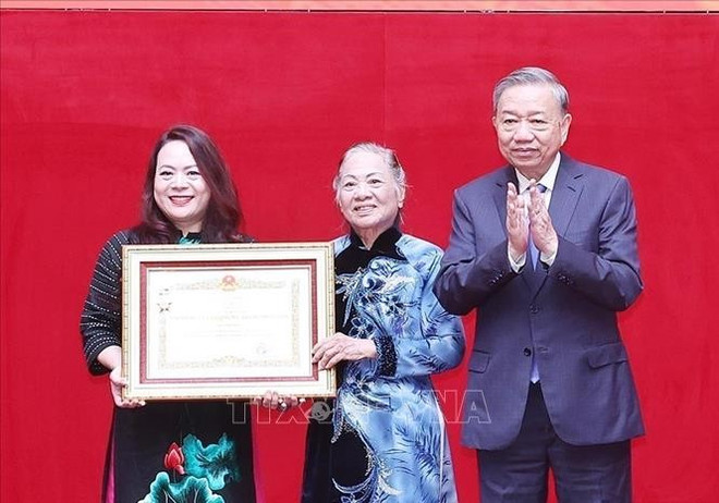 El secretario general To Lam entrega el título de Héroe de las Fuerzas Armadas Populares al representante familiar del coronel general Bui Thien Ngo. Foto: VNA. tong-bi-thu-1.jpg