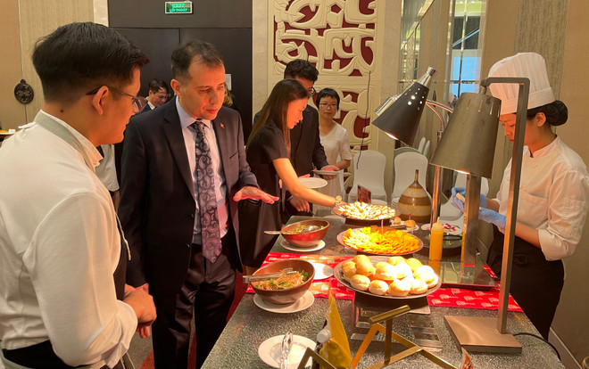 Visitantes disfrutan comidas peruanas en la ceremonia de inauguración del Festival “Sabores del Perú” en Hanoi (Fuente: VNA) img-7861.jpg