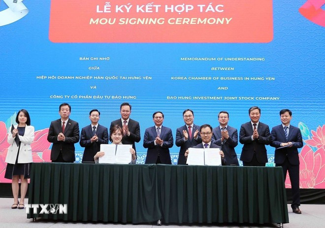 El viceprimer ministro y canciller de Vietnam, Bui Thanh Son, presencia la ceremonia de firma del acuerdo de cooperación entre la Asociación Empresarial Surcoreana en Hung Yen y la Compañía Anónima de Inversiones Bao Hung. (Foto: VNA) to-lam-1.jpg