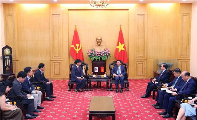 El director de la Academia Nacional de Política Ho Chi Minh y presidente del Consejo Teórico Central, Nguyen Xuan Thang, recibe a director general de Samsung Vietnam (Fuente: VNA) vna-potal-dong-chi-nguyen-xuan-thang-tiep-tong-giam-doc-samsung-viet-nam-stand.jpg