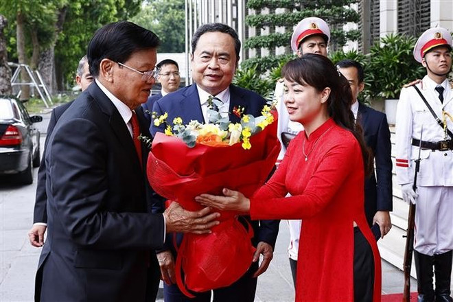Thongloun Sisoulith visita a Hanoi para asistir a la conmemoración del 80.º aniversario de la Revolución de Agosto y del Día Nacional de Vietnam (Fuente: VNA) vna-potal-chu-tich-quoc-hoi-tran-thanh-man-tiep-tong-bi-thu-chu-tich-nuoc-lao-thongloun-sisoulith-8251510.jpg