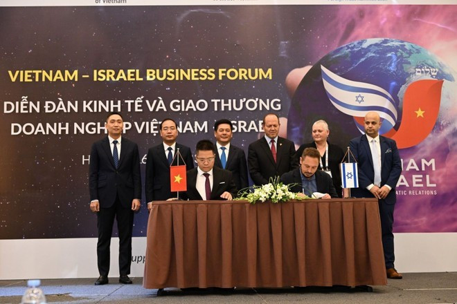La firma de un memorando de entendimiento entre empresas vietnamitas e israelíes en el “Foro Económico y Empresarial Vietnam-Israel” celebrado en agosto de 2023 en Hanoi. (Foto: Vietnamplus) lht-3.png