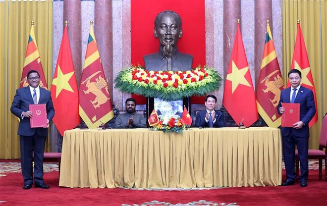 Los dos dirigentes presencian la firma de un acuerdo sobre cooperación y asistencia mutua en el ámbito aduanero. (Foto: VNA) vna-potal-chu-tich-nuoc-va-tong-thong-sri-lanka-chung-kien-trao-van-kien-hop-tac-giua-hai-nuoc-8013030.jpg
