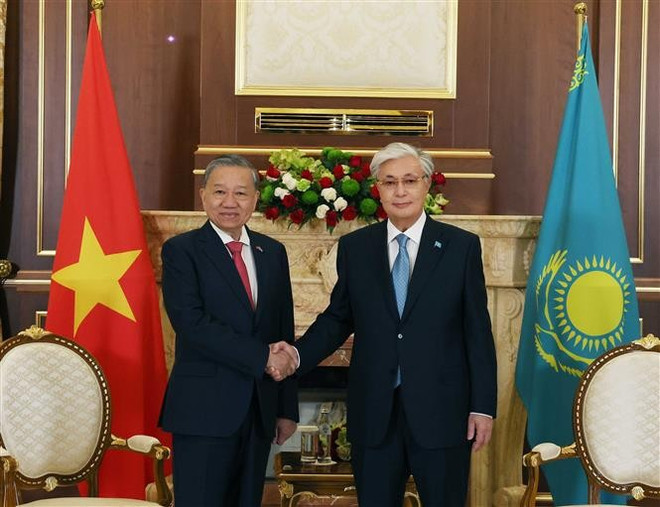 El Presidente de Kazajstán, Kassym-Jomart Tokayev, recibe al secretario general del Partido Comunista de Vietnam, To Lam (Foto: VNA) vna-potal-tong-bi-thu-to-lam-den-astana-bat-dau-tham-cap-nha-nuoc-toi-kazakhstan-8014157.jpg