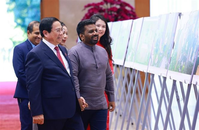 El primer ministro Pham Minh Chinh y el presidente de Sri Lanka, Anura Kumara Dissanayaka, visitan una exposición fotográfica sobre la cooperación entre los dos países producida por la Agencia vietnamita de Noticias (Foto: VNA) vna-potal-thu-tuong-pham-minh-chinh-hoi-kien-tong-thong-sri-lanka-8013684.jpg