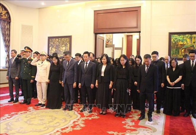 Personal de la Embajada de Vietnam en China, encabezado por el embajador Pham Thanh Binh, rinde homenaje al expresidente Tran Duc Luong. (Foto: VNA) china-pham-phai-binh.jpg