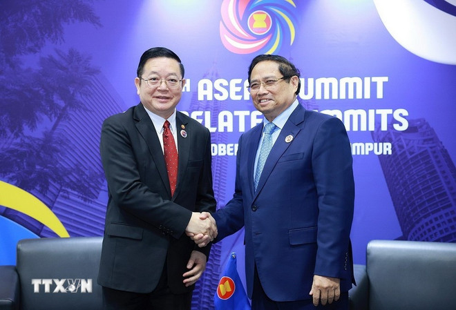 En el encuentro entre el premier vietnamita, Pham Minh Chinh y el secretario general de la ASEAN, Kao Kim Hourn (Fuente: VNA) 2610-thu-tuong-tong-thu-ky-asean.jpg