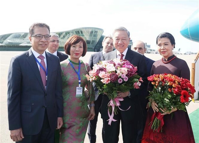 El embajador de Vietnam en Rusia y Azerbaiyán, Dang Minh Khoi, y su esposa reciben al secretario general del Partido, To Lam, y a su esposa en el Aeropuerto Internacional Heydar Aliyev de Bakú. (Foto: VNA) vna-potal-tong-bi-thu-to-lam-den-baku-bat-dau-tham-cap-nha-nuoc-toi-azerbaijan-8018616.jpg