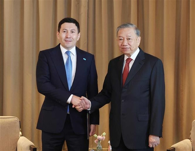 El secretario general To Lam (derecha) recibe al director general del Fondo Nacional de Inversiones de Kazajistán Samruk-Kazyna, Nurlan Zhakupov (Fuente: VNA) vna-potal-ong-bi-thu-to-lam-tiep-tong-giam-doc-quy-dau-tu-quoc-gia-kazakhstan-8017617.jpg