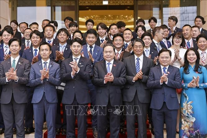 El presidente de la Asamblea Nacional de Vietnam, Tran Thanh Man, recibe a una delegación de la División Juvenil del Partido Liberal Democrático (PLD) de Japón, encabezada por su director, Nakasone Yasutaka (Fuente: VNA) tran-thanh-man-2.jpg