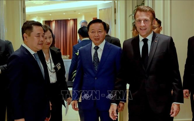 El presidente francés, Emmanuel Macron (derecha) y el viceprimer ministro vietnamita,Tran Hong Ha (centro). Foto: VNA uuid3dd2965742-f8ca-4665-a7d1-6e906e4bc3b326code3d00126library3d126type3d126mode3d126loc3dtrue26cap3dtrue.jpg
