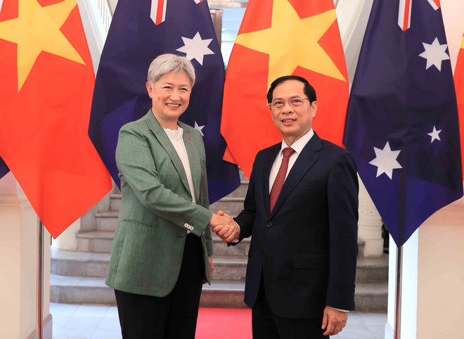 El viceprimer ministro y canciller de Vietnam, Bui Thanh Son, y la ministra de Relaciones Exteriores de Australia, Penny Wong (Fuente: VNA) vna-potal-pho-thu-tuong-bo-truong-ngoai-giao-bui-thanh-son-hoi-dam-voi-bo-truong-ngoai-giao-australia-8222746.jpg
