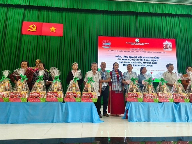 La delegación entrega obsequios a madres vietnamitas heroicas, familias con servicios meritorios, víctimas del Agente Naranja (AO) y estudiantes en circunstancias difíciles. (Foto: VNA) kieu-bao-cu-chi-2.jpg