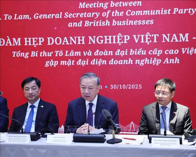 El secretario general del Partido Comunista de Vietnam, To Lam (centro), habla en el evento (Fuente: VNA) toa-dam-doanh-nghiep.jpg