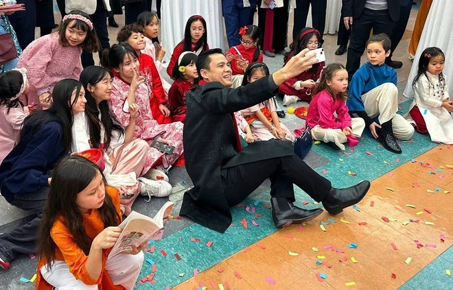 El embajador Dang Hoang Giang hace un selfi con los niños (Fuente: VNA) new.png