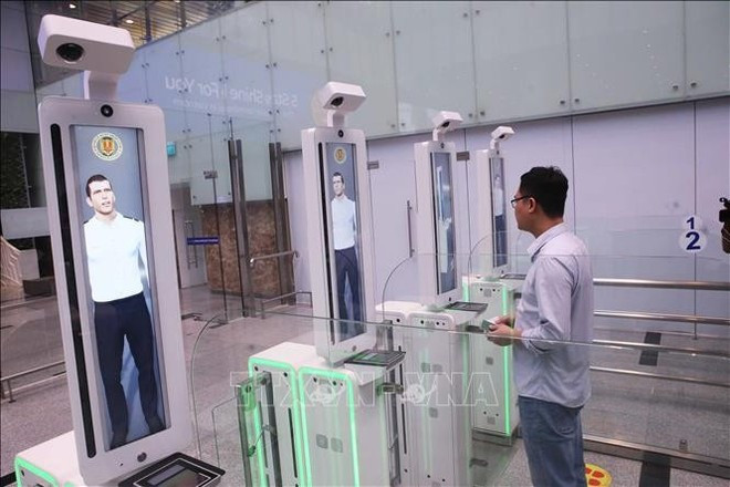 Puertas de inmigración automáticas en el Aeropuerto Internacional de Da Nang. (Foto: VNA) xuat-nhap-canh-tu-dong-20032025-02.jpg