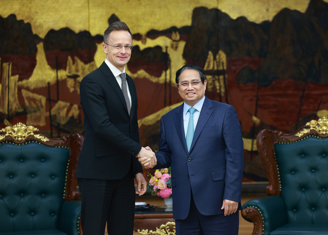 El primer ministro de Vietnam, Pham Minh Chinh (derecha), recibe al ministro de Asuntos Exteriores y Comercio de Hungría, Peter Szijjarto (Fuente: VNA) vna-potal-thu-tuong-tiep-bo-truong-ngoai-giao-va-kinh-te-doi-ngoai-hungary-7921368.jpg