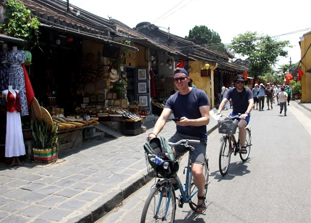 En la ciudad de Hoi An (Fuente: VNA) 422994-5162803846910117-vna-potal-hoi-an-thu-hut-nhieu-du-khach-trong-nuoc-va-quoc-te-den-tham-quan-8006659.jpg
