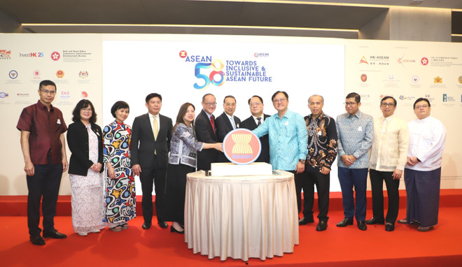 Representantes de los organizadores y los consulados generales de los países de la ASEAN cortaron un pastel para celebrar el 58.º aniversario de la fundación de la ASEAN. (Foto: VNA) vna-potal-viet-nam-gay-an-tuong-tai-lien-hoan-phim-asean-o-hong-kong-trung-quoc-8214222.jpg