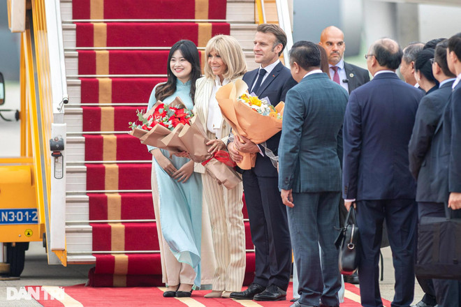 El presidente francés, Emmanuel Macron, y su esposa, Brigitte Macron, parten de Hanoi (Fuente: VNA) tongthongphaproihanoithanhdong8-1748344855827.jpg
