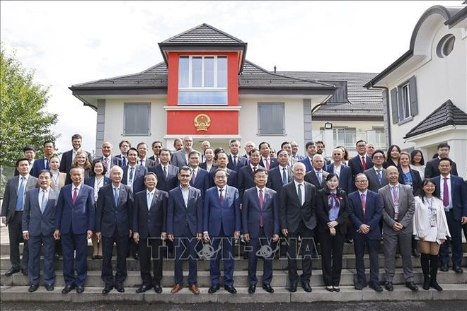 El presidente de la Asamblea Nacional vietnamita, Tran Thanh Man, y los delegados posan para una foto de grupo. Foto: VNA che1bba7-te1bb8bch-que1bb91c-he1bb99i-tre1baa7n-thanh-me1baabn-vc3a0-cc3a1c-c491e1baa1i-bie1bb83u.jpg