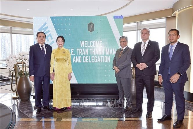 El presidente de la Asamblea Nacional, Tran Thanh Man, y su esposa visitan el Grupo Petronas. Foto: VNA uuid3d9ddeb557-362f-4411-9965-bca1ad4a38ae26code3d00126library3d126type3d126mode3d126loc3dtrue26cap3dtrue.jpg