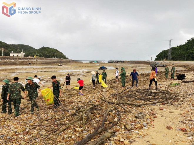 El ejército y la población de la isla de Tran en la Zona Especial de Co To unen fuerzas para limpiar el entorno marino de la zona. (Foto: baoquangninh.com) 2415864-quan-va-dan-dao-tran-dac-khu-co-to-ra-quan-lam-sach-moi-truong-bien-tren-dia-ban-anh-nguyen-chien-08032530.jpg