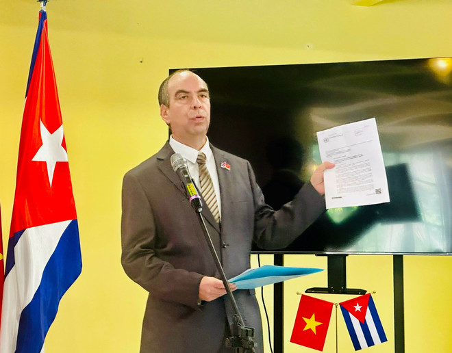 El embajador de Cuba en Vietnam, Rogelio Polanco Fuentes, presenta el proyecto de resolución que exige poner fin al bloqueo impuesto por Estados Unidos (Fuente: VNA) img-8154-1.jpg