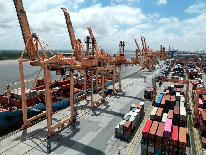 Manipulación de carga para exportación en el puerto de Hai Phong (Foto: VNA) thi-6846.png