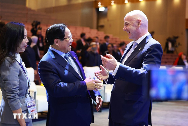 En el encuentro entre el premier vietnamita, Pham Minh Chinh y el presidente de la FIFA, Gianni Infantino (Fuente: VNA) thu-tuong-pham-minh-chinh-du-le-ky-bien-ban-ghi-nho-asean-fifa-8364840-5.jpg